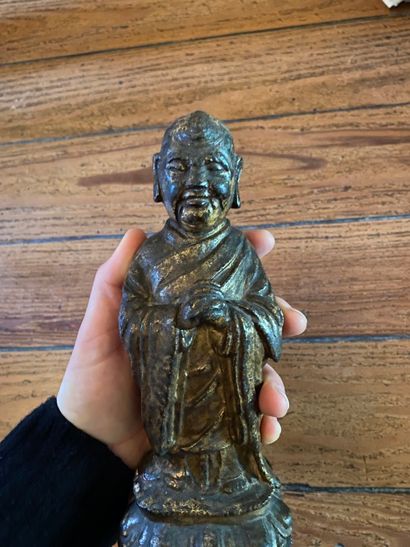 null Bouddha debout, sujet en bronze doré - H. 21 cm
