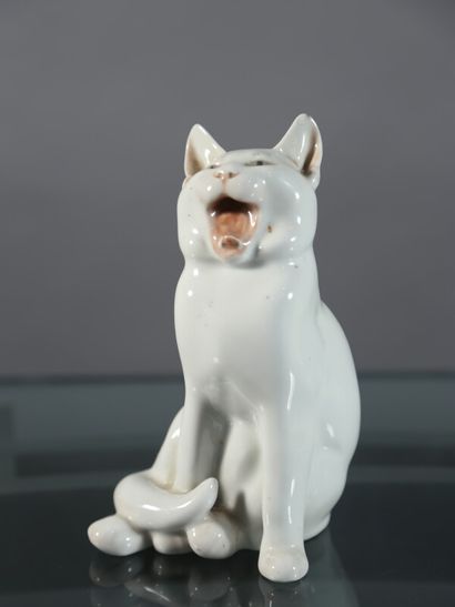 null Royal Copenhague, sujet en porcelaine à décor d'un chat assis baillant - H....