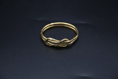 null Bracelet jonc ouvant en or jaune 750 millièmes stylisé d'un noeud. Poinçons...