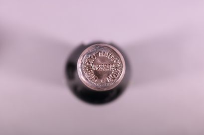 null 1 blle Ch. HAUT BRION Graves 1975 - Mi-épaule, étiquette sale