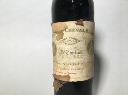 null 1 blle Ch. CHEVAL BLANC Saint-Emilion 1953 - Mi-épaule, étiquette abîmée et...