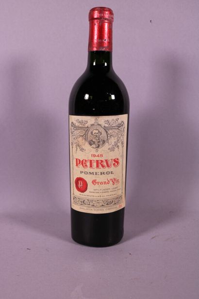 null 1 blle Ch. PETRUS Pomerol 1945 - Dans le goulot, étiquette sale mais lisibl...