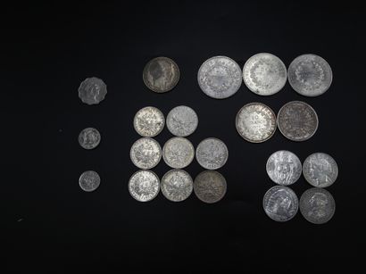 null Ensemble de 19 pièces en argent : 

- 3 pièces de 50 frs :1975 -1977 (x2) 

-...
