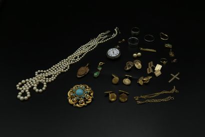 null Ensemble de bijoux fantaisie : colliers de perles, broche, paires de boutons...