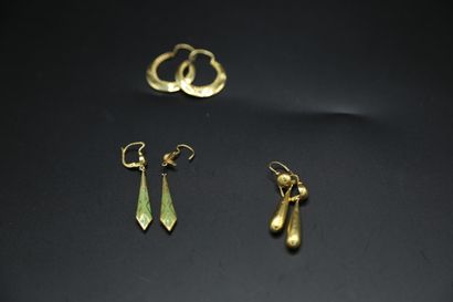 null Trois paires pendants d'oreilles en or jaune - 5,10 g - une d'une paire acc...