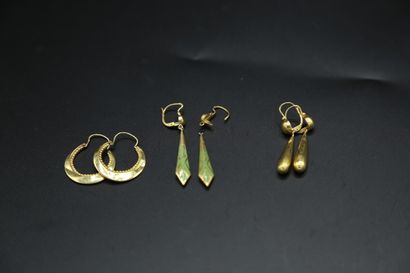 null Trois paires pendants d'oreilles en or jaune - 5,10 g - une d'une paire acc...