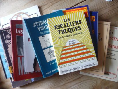 null Lot de 12 volumes des Editions du Spectacle dont Les Escaliers Truqués, Attractions...