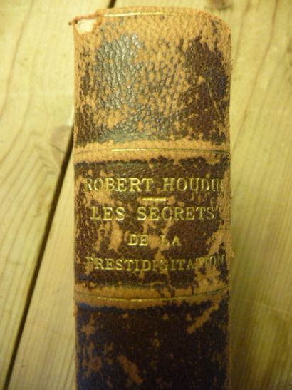 null Les secrets de la prestidigitation

Robert-Houdin -1880-

Dos de reliure Frottée.

Lagny...