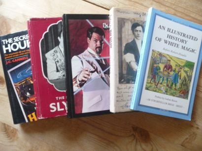 null Lot 5 volumes :

An Illustrated History of White Magic ( 1 volume)The Magic...