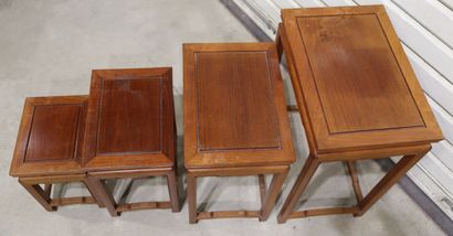 null Suite de quatre tables gigognes en bois naturel style asiatique 

68,5 x 48,5...