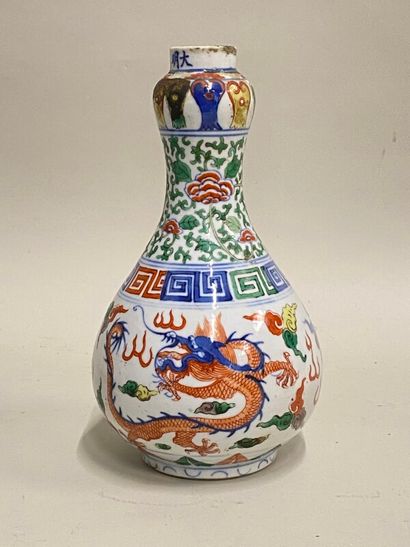null Chinese porcelain vase with polychrome decoration with dragons (pierced bottom,...