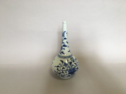 null vase en porcelaine bleu blanc à décor de fleurs à col rétréci -H. 19 cm