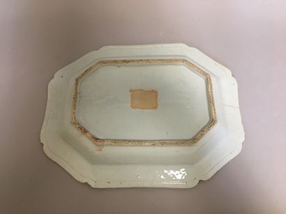 null Octagonal porcelain dish with blue decoration 29,5 x 38 cm (cracked)