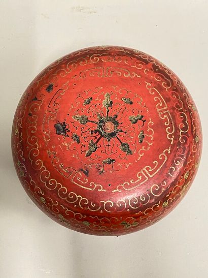 null Red and gold lacquered round box with floral decoration. Diam: 21,5 cm (accidents...