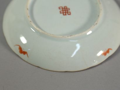 null Small porcelain plate with floral decoration - Ø. 18 cm (cracks)