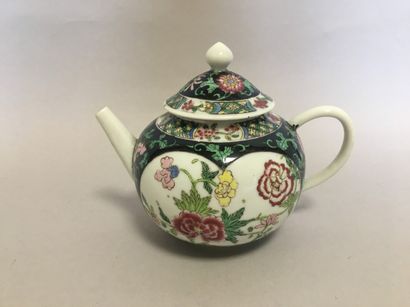 null Pink family porcelain teapot with flower decoration H. 14 cm