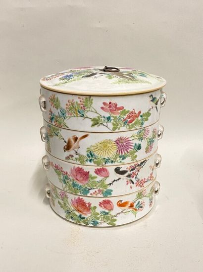 null Circular box with four compartments in Chinese porcelain decorated with birds...