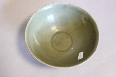 null A green glazed bowl on a wooden base. D 17,5 cm