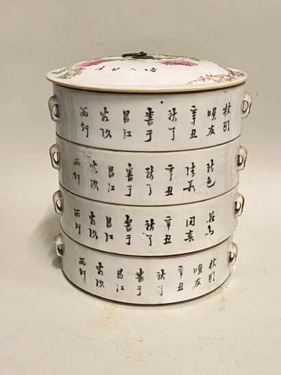 null Boite circulaire à quatre compartiments en porcelaine de Chine à décor d'oiseaux...