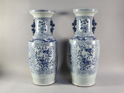 null Paire de vases balustres en porcelaine décor en réserve d'oiseaux branchés et...