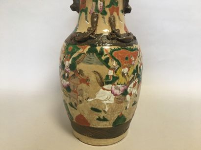 null Vase en porcelaine de Nankin col cassé recollé H. 35 cm