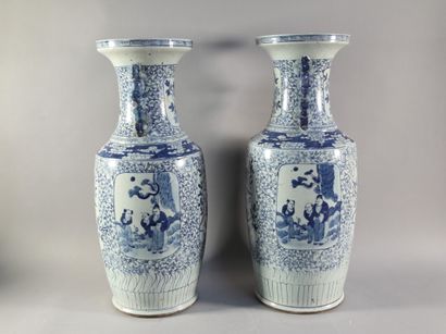 null Paire de vases balustres en porcelaine décor en réserve d'oiseaux branchés et...