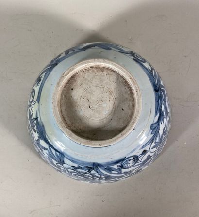 null Coupe porcelaine blanc bleu à décor de fleurs

H. 20 cm - Ø. 34-35 cm 

Res...