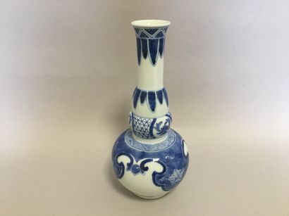 null Vase en porcelaine bleu blanc à décor de fleurs - H. 25 cm