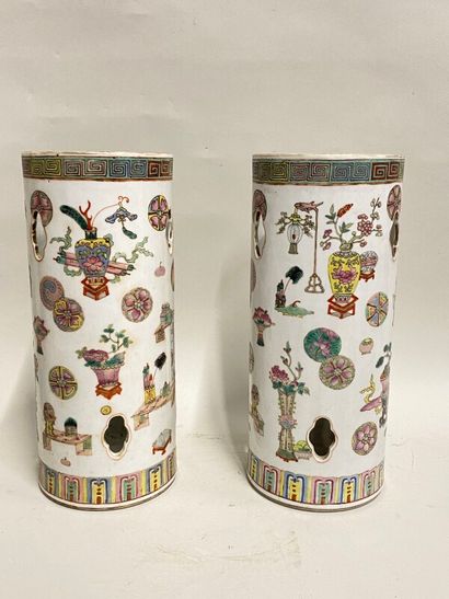 null Paire de vases ajourés en porcelaine de Chine à décor polychrome d'objets d'intérieur...