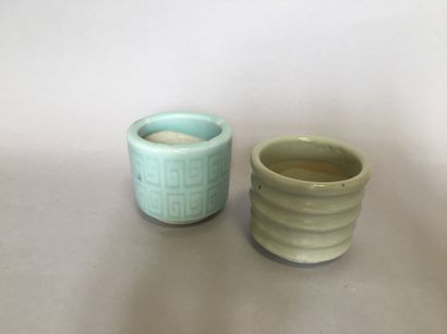 null Deux petits encensoirs en porcelaine monochrome turquoise et vert céladon H....