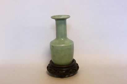 null Celadon porcelain vase resting on a wooden base. H 18 cm
