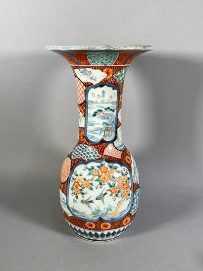 null Vase en porcelaine du Japon, décor Imari H. 40 cm