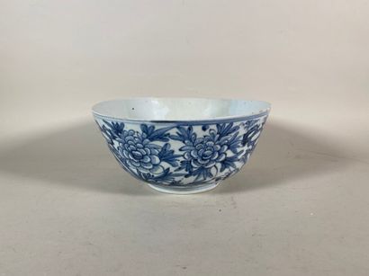 null Coupe porcelaine blanc bleu à décor de fleurs

H. 20 cm - Ø. 34-35 cm 

Res...
