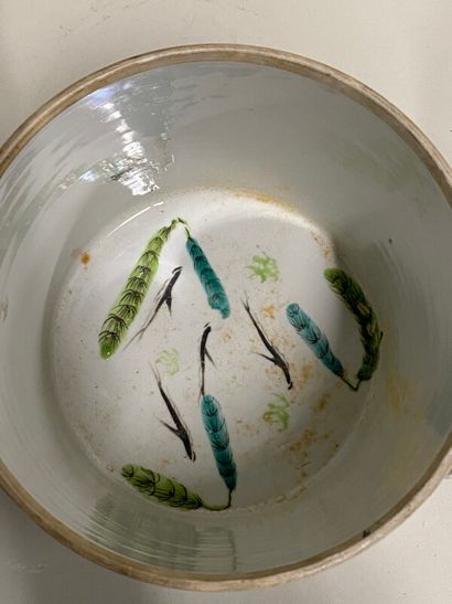 null Pot couvert en porcelaine de Chine polychrome à décor d'oiseaux branchés et...