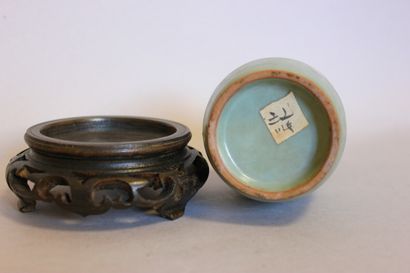 null Vase en porcelaine Céladon reposant sur un socle en bois. H 18 cm