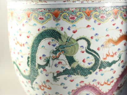 null Paire de bassins en porcelaine à décor polychrome de dragons. H. 38,5 cm - Ø....