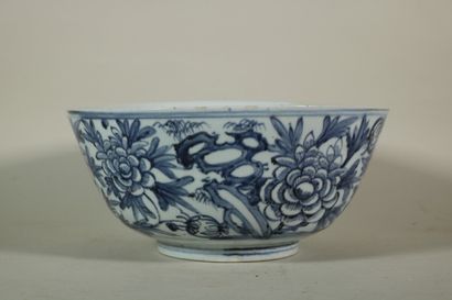 null White and blue porcelain bowl with flowers

H. 20 cm - Ø. 34-35 cm 

Restor...