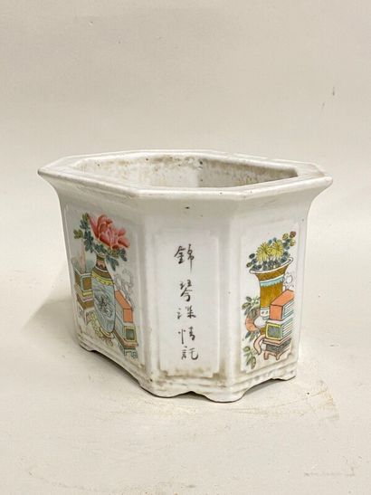 null Cache pot octogonale en porcelaine de Chine à décor de vases H: 11,5 cm L: 17,5...