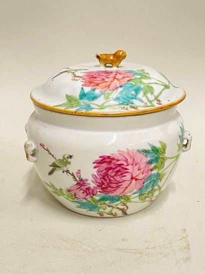 null Pot couvert en porcelaine de Chine à décor floral, marque et cachet de cire....