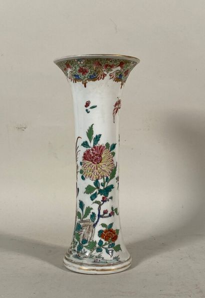null A white porcelain scroll vase with polychrome decoration of birds and flowers.

H....