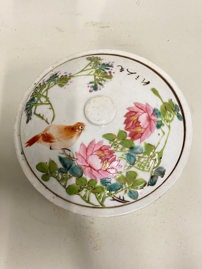 null Boite circulaire à quatre compartiments en porcelaine de Chine à décor d'oiseaux...