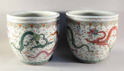 null Pair of porcelain basins with polychrome decoration of dragons. H. 38,5 cm -...