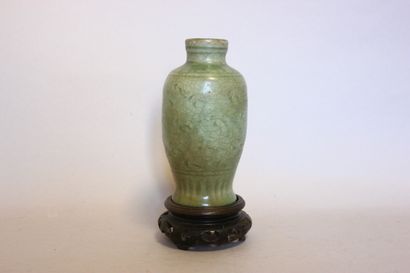 null Celadon porcelain vase with crackled effect resting on a wooden base. H 17 ...