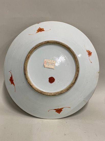 null Plat creux en porcelaine de Chine à décor d'oiseaux branchés, cachet de cire...