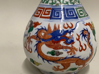 null vase en porcelaine de Chine à décor polychrome aux Dragons (fond percé, chocs...