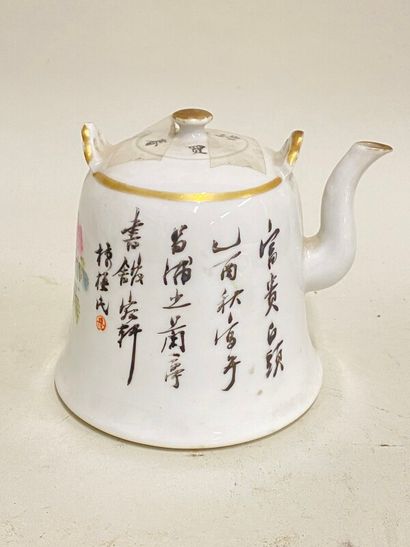null Verseuse en porcelaine de Chine à décor floral et inscriptions h: 10 cm, marque...
