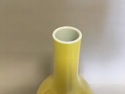 null Vase balustre en porcelaine jaune H. 33 cm