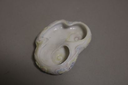 null Pot à eau en porcelaine gravé de nuages, signé.

2,5 x 10 x 7 cm