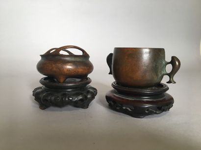 null Deux encensoirs en bronze sur socle bois H. totale 8.5 cm