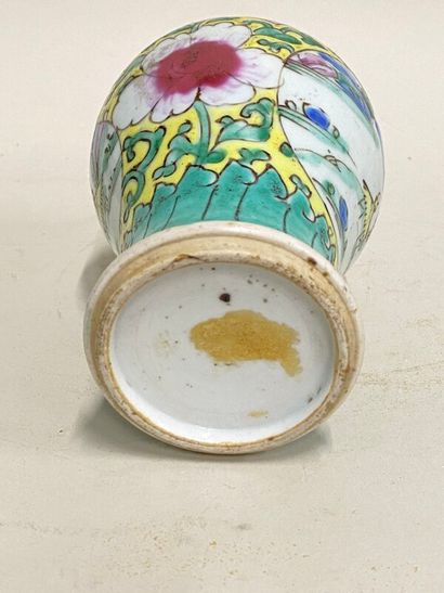 null petit vase en porcelaine de Chine à décor de paysages en réserve et fleurs h:...
